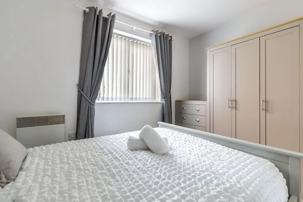 2 Bedroom Flat, Glasshoughton Castleford 0*,